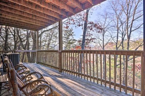 Luxe Cabin With Hot Tub, Theater, Pool Table, Arcade