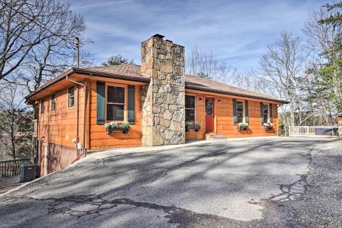 Luxe Cabin With Hot Tub, Theater, Pool Table, Arcade