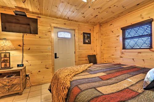 Luxe Cabin With Hot Tub, Theater, Pool Table, Arcade