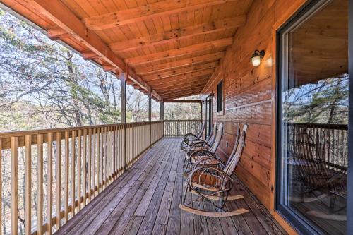 Luxe Cabin With Hot Tub, Theater, Pool Table, Arcade