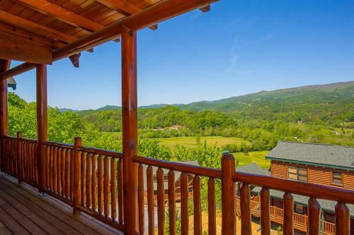 Misty Mountain Hideaway, 3 Bedrooms, Sleeps 10, Pool Access, Wifi