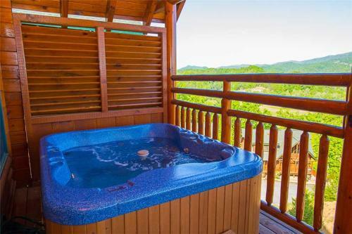 Misty Mountain Hideaway, 3 Bedrooms, Sleeps 10, Pool Access, Wifi