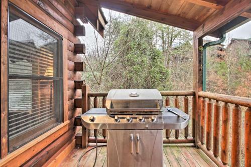 Pigeon Forge Cabin With Hot Tub, 2 5 Mi To The Strip