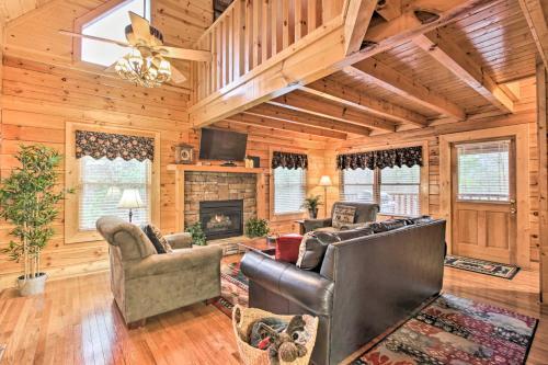 Pigeon Forge Cabin With Hot Tub, 2 5 Mi To The Strip