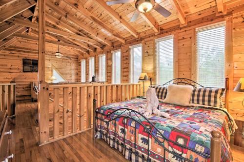Pigeon Forge Cabin With Hot Tub, 2 5 Mi To The Strip