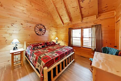 Country Bear Cove - Private Hot Tub Cabin