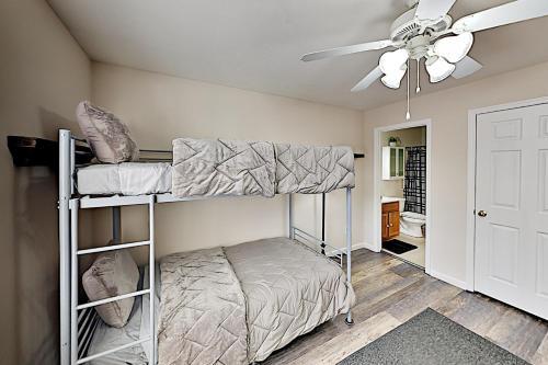 Handicap-friendly Getaway - 1 Mile To Attractions Home