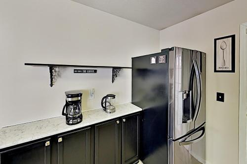 Handicap-friendly Getaway - 1 Mile To Attractions Home