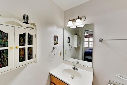 Handicap-friendly Getaway - 1 Mile To Attractions Home