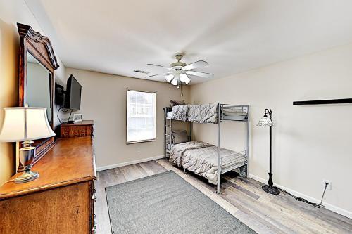 Handicap-friendly Getaway - 1 Mile To Attractions Home