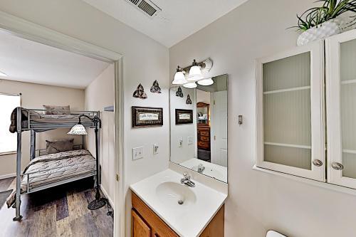 Handicap-friendly Getaway - 1 Mile To Attractions Home