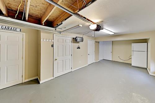 Handicap-friendly Getaway - 1 Mile To Attractions Home