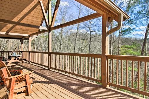 Rustic Pigeon Forge Mtn Cabin With Hot Tub And Views!