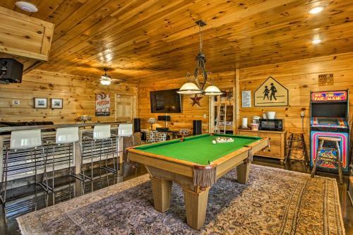 Upscale Sevierville Cabin With Deck, Hot Tub And Games!