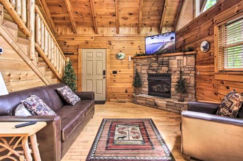 Romantic Pigeon Forge Log Cabin With Hot Tub!