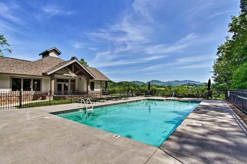 Cozy Cades Cove Condo With Community Pool