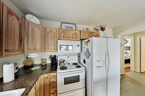 Lakefront Cottage With Private Fishing Dock Home