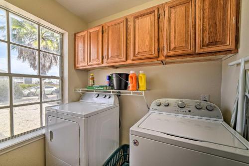 Apartamento Canalfront Condo With Dock Less Than 2 Mi To The Beach!