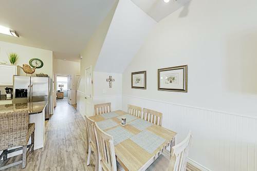 Poolside Beauty With Heated Pool - Steps To Beach Townhouse