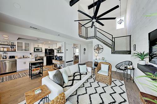 Apartamento Chic Canal-front Escape - Dock & Direct Bay Access Condo