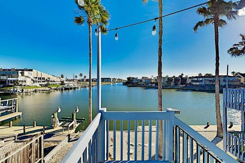 Apartamento Chic Canal-front Escape - Dock & Direct Bay Access Condo