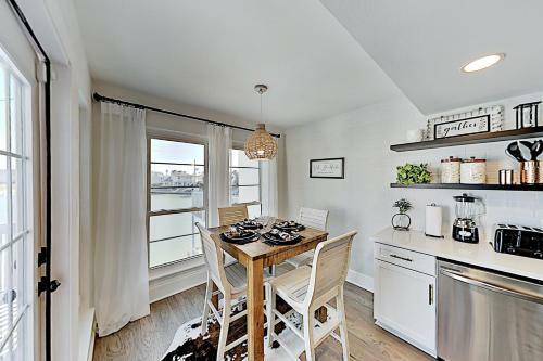 Apartamento Chic Canal-front Escape - Dock & Direct Bay Access Condo