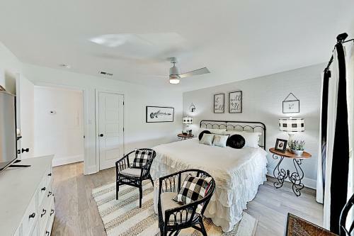 Apartamento Chic Canal-front Escape - Dock & Direct Bay Access Condo