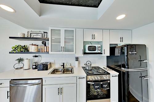 Apartamento Chic Canal-front Escape - Dock & Direct Bay Access Condo