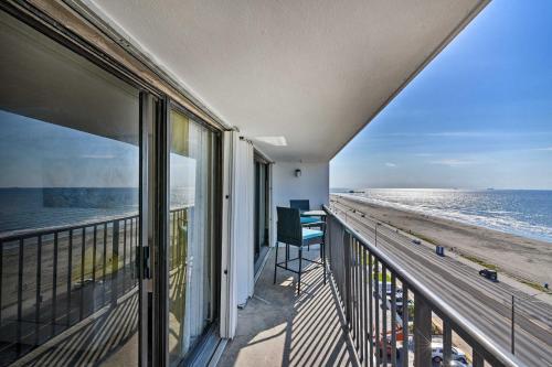 Apartamento Bright Beach Condo With Ocean View And Balcony!