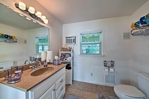 Cozy Galveston Home With Deck - Walk To The Beach!