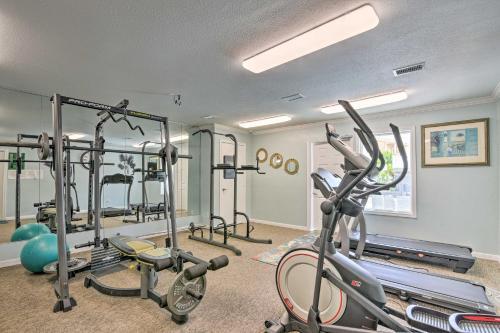 Apartamento Coastal Getaway With Pool Access - 1mi To Beach