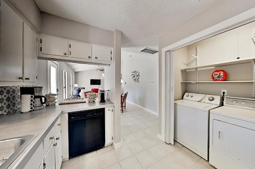 Updated Hill Country Gem - Walk To Lake & Dining Home