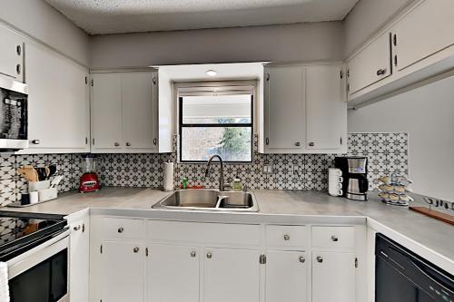 Updated Hill Country Gem - Walk To Lake & Dining Home