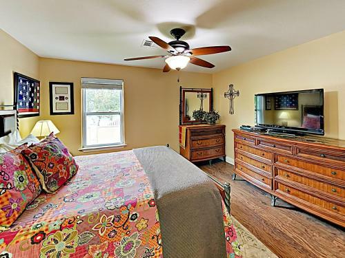 New Listing! Lakefront Beauty With Boat Launch Home