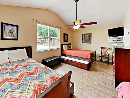 New Listing! Lakefront Beauty With Boat Launch Home