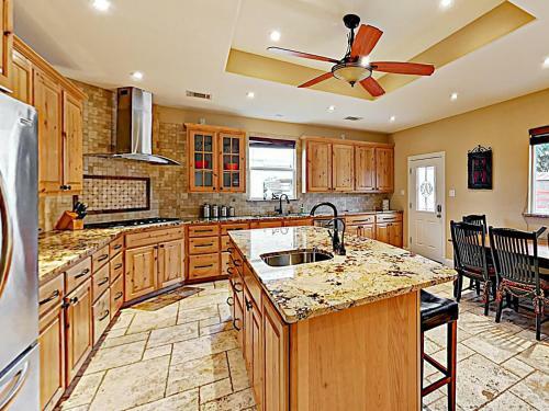 New Listing! Lakefront Beauty With Boat Launch Home