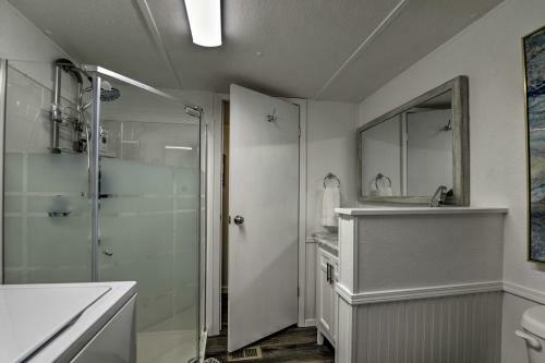 Mid-century Lake Whitney Home With Private Dock And Yard!