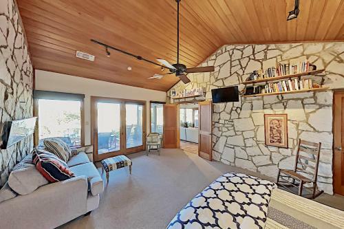 Lakefront Home With Private Dock & Hot Tub Home