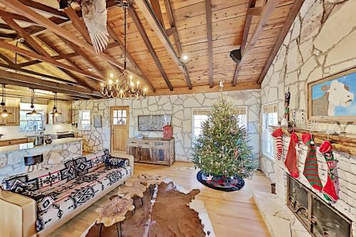 Lakefront Home With Private Dock & Hot Tub Home
