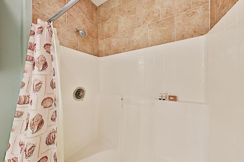 Pirates Hideaway - 2 Pools, Mins To Beach & Dining Condo
