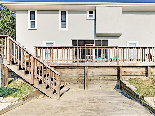 New Listing! Waterfront Home With Decks & Bay Views Home