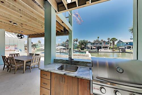 New Canal-front Home With Private Pool, Spa & Dock! Home