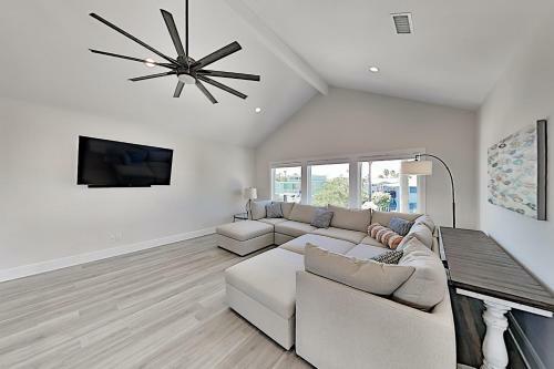 New Canal-front Home With Private Pool, Spa & Dock! Home