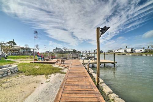 Copano Bay Cottage With Private Dock And Kayaks!