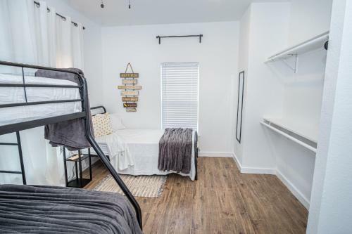 Huge Remodeled 5br 4ba House Sleeps 20 Downtown