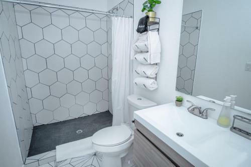 Huge Remodeled 5br 4ba House Sleeps 20 Downtown