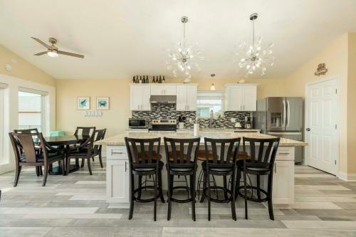 Large-group Beach Retreat On Galveston Bay!
