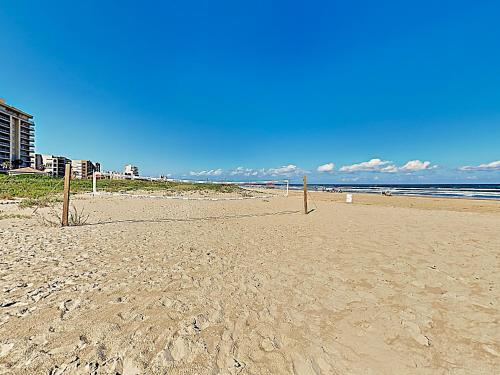 Apartamento New Listing! Classic Beachfront Condo With Balcony Condo