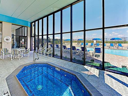 Apartamento New Listing! Classic Beachfront Condo With Balcony Condo