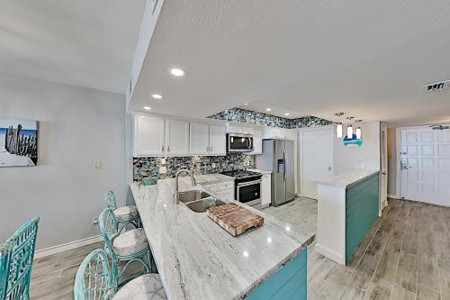 Apartamento New Listing! Classic Beachfront Condo With Balcony Condo